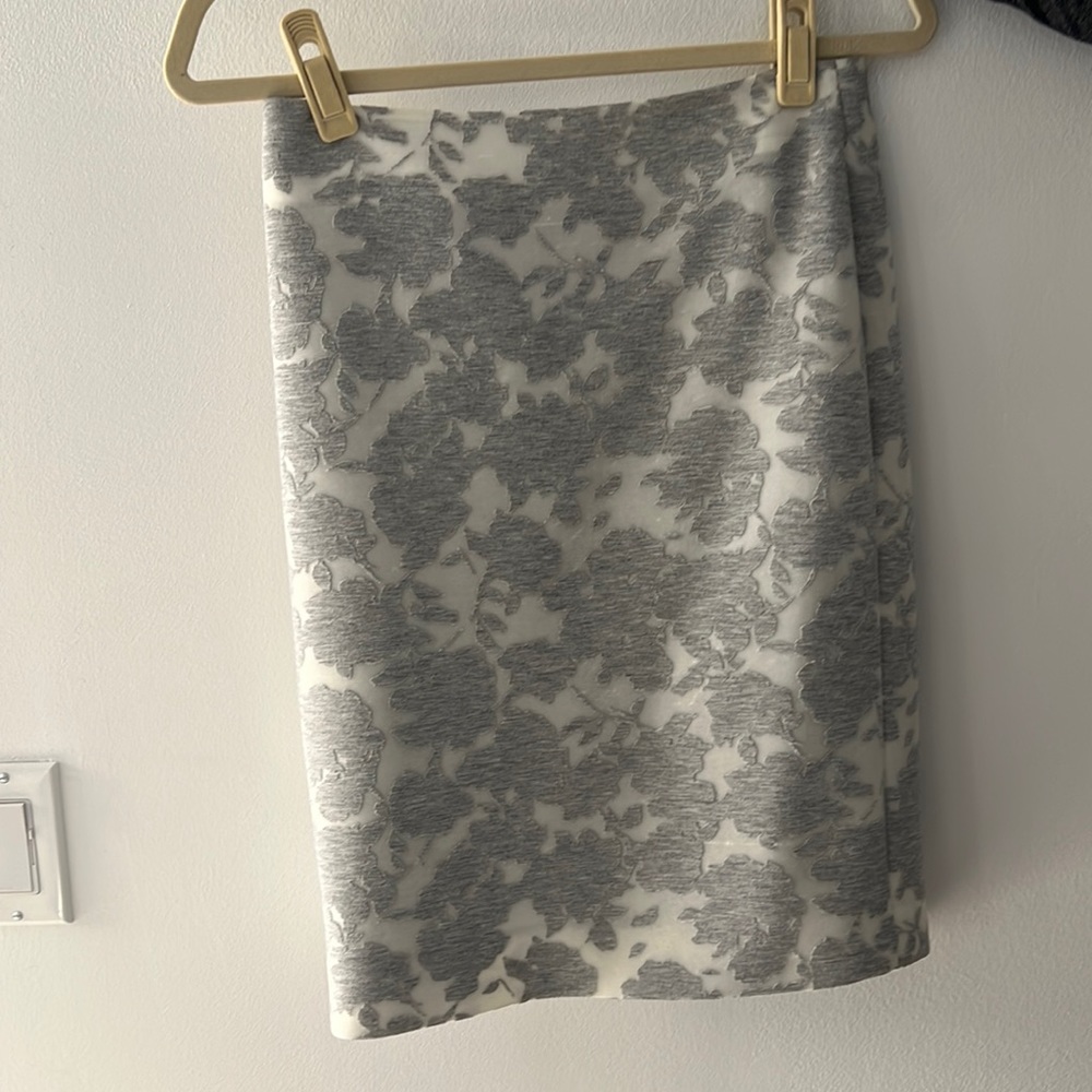 Gray/white scuba material skirt, size small lined stretchy fabric
